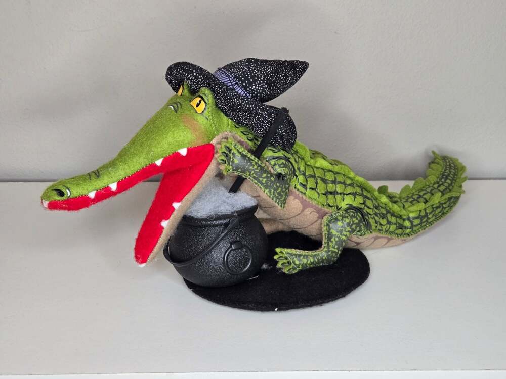 Annalee Dolls 17" Hocus Pocus Halloween Alligator Witch with Brewing Pot 311719